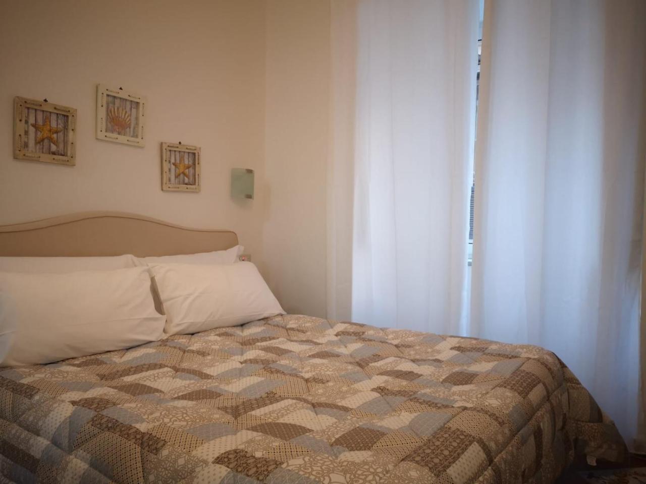 Bed and Breakfast A Due Passi Dal Museo Nápoles Exterior foto
